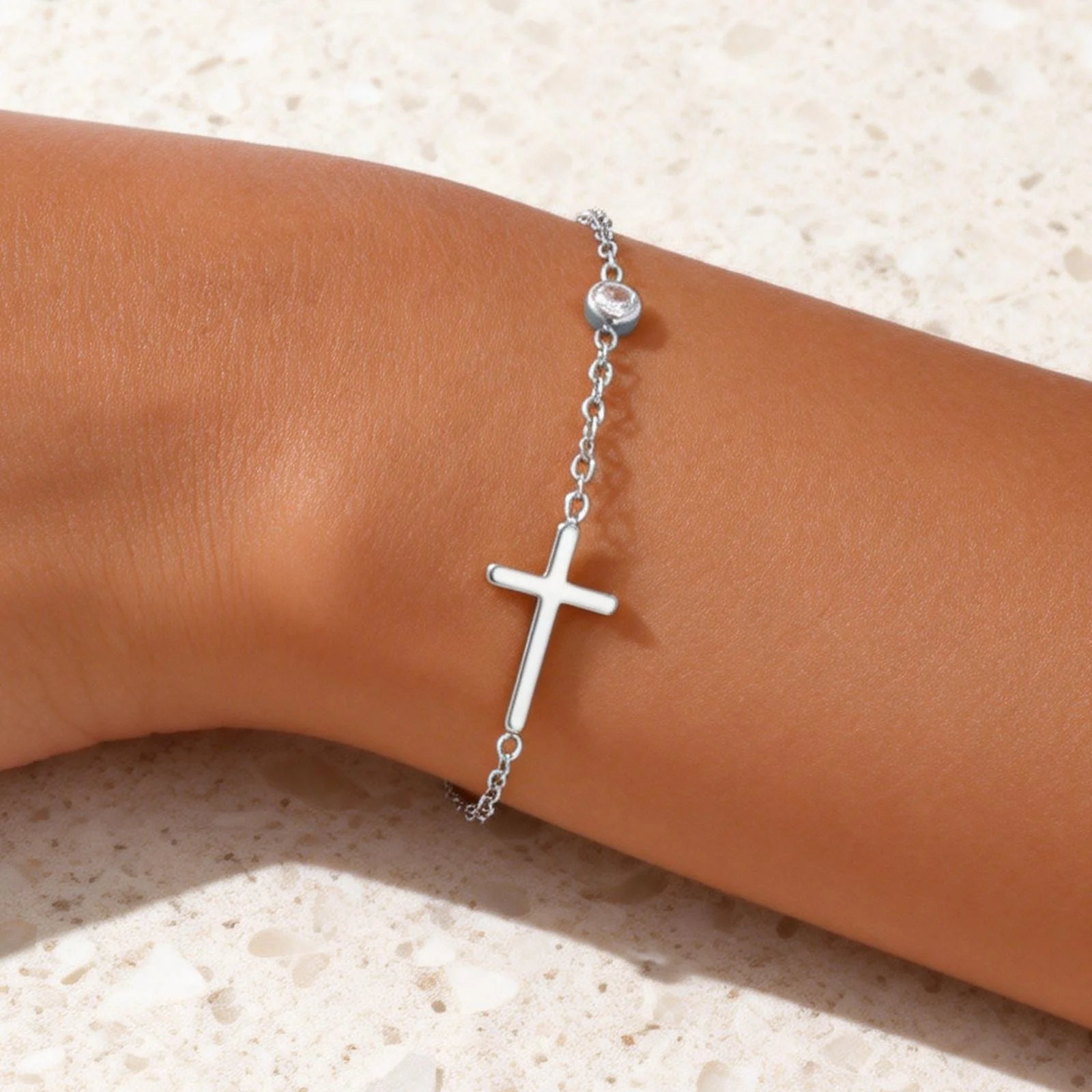 Pulsera de cruz "Presencia Fina"